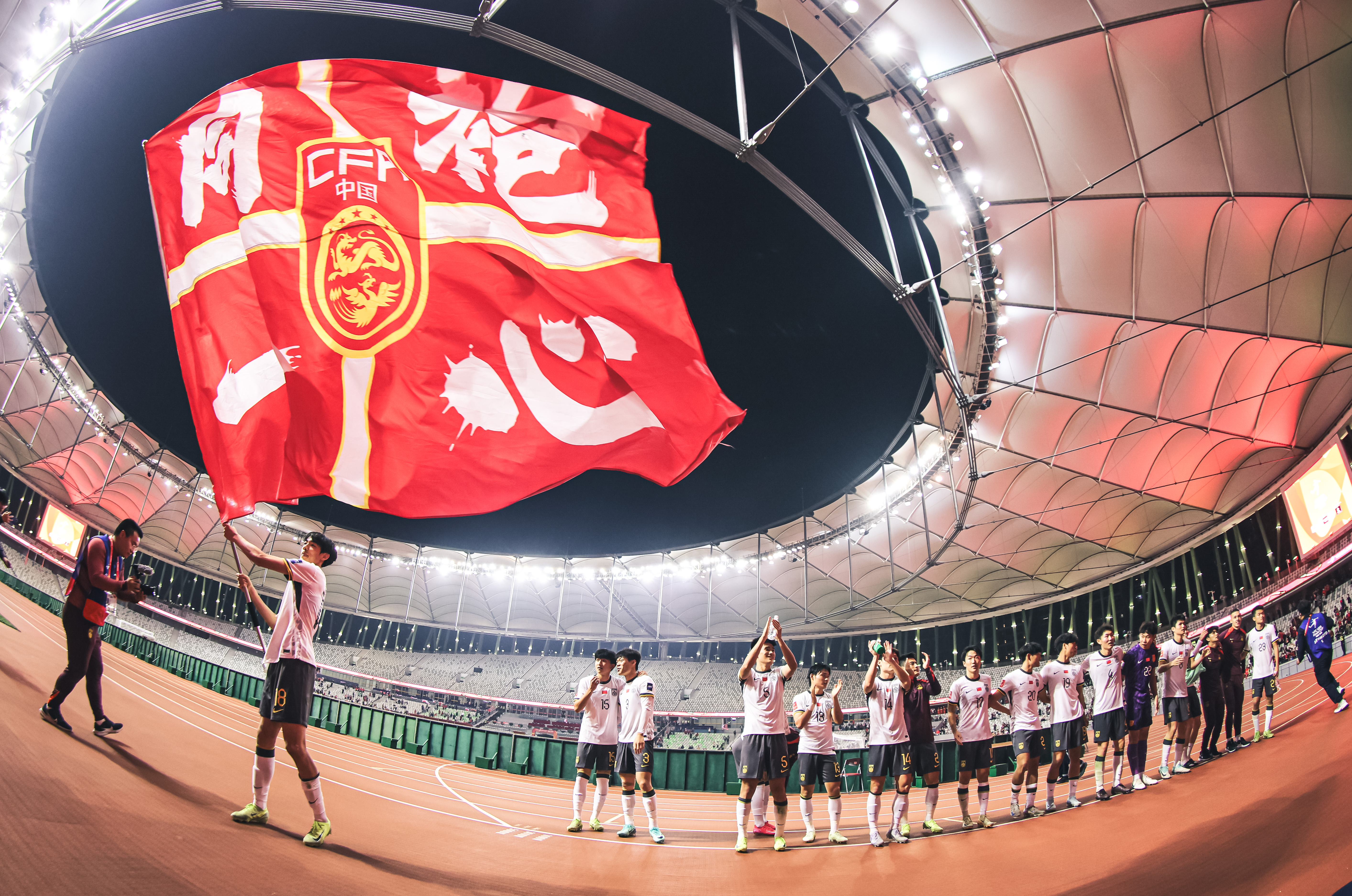 一场经典之战!亚洲杯点燃球迷热情 一场经典之战!亚洲杯点燃球迷热情