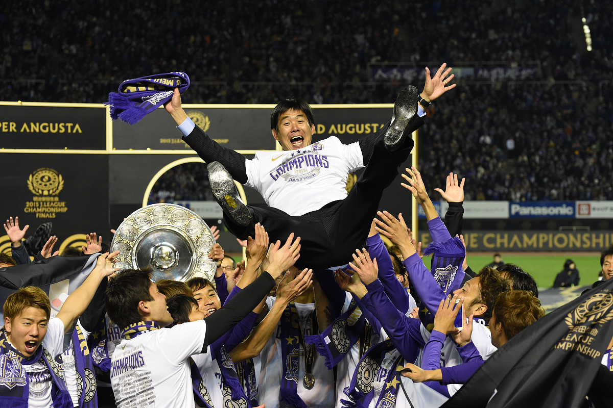 英超传奇谢幕,球迷泪洒赛场 英超传奇谢幕,球迷泪洒赛场