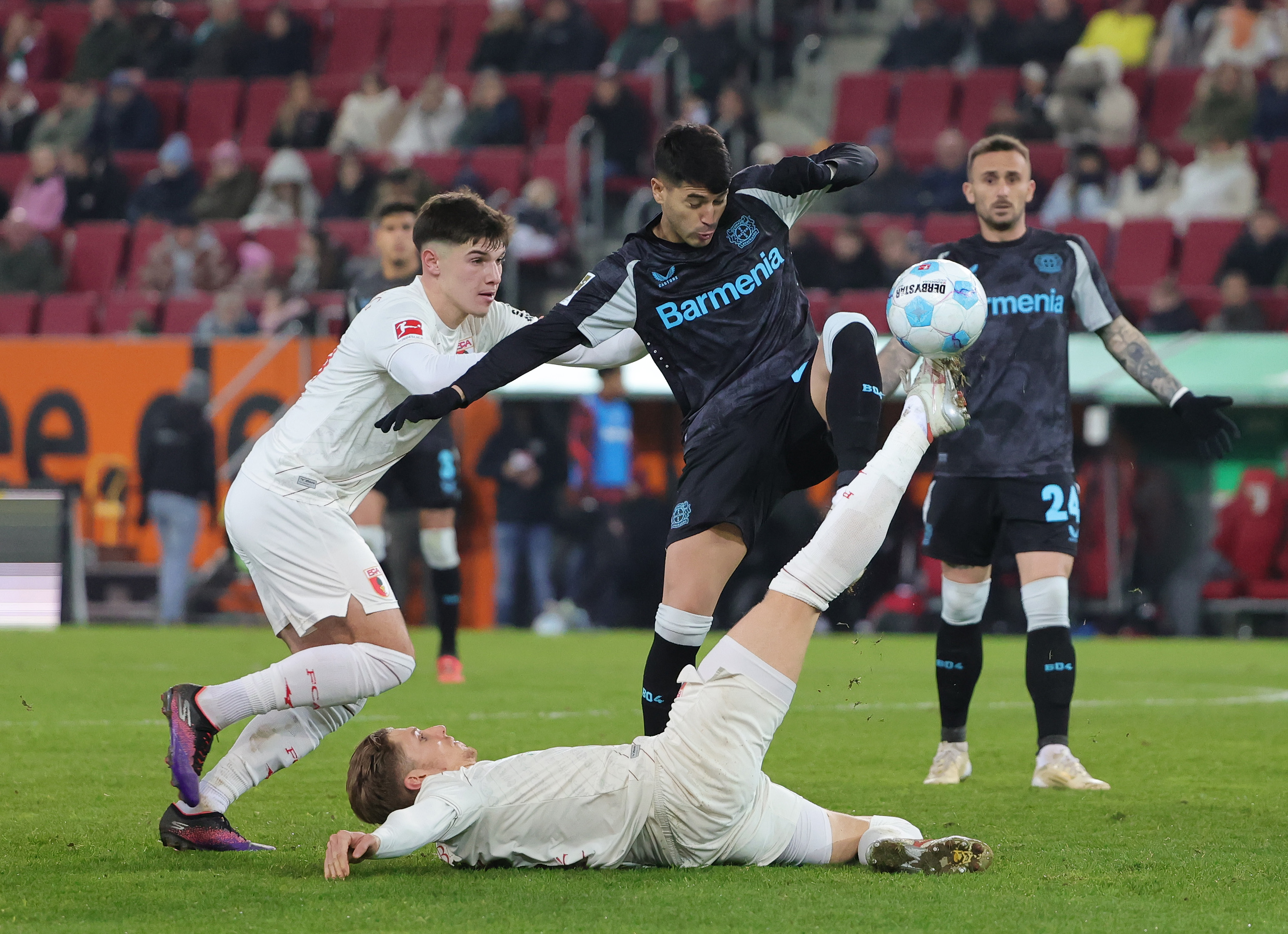 勒沃库森鏖战英格兰，皮克状态火热